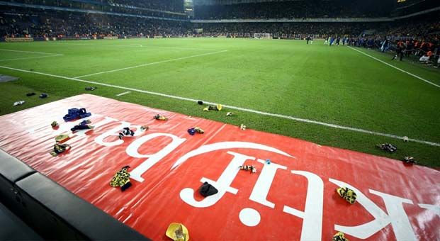 Fenerbahçe taraftarı depremzedelere yardım için atkı ve berelerini sahaya attı