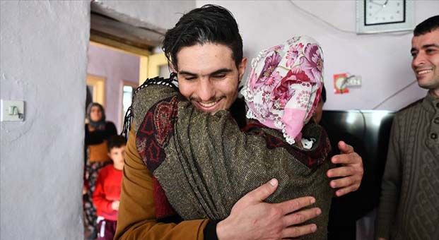 Suriyeli Mahmud elleri ile kazıyarak enkazdan kurtardığı depremzede ile buluştu