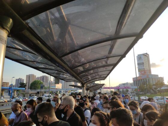Metrobüs arıza yaptı insanlar durağı sığmadı