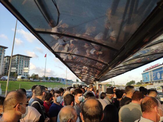 Metrobüs arıza yaptı insanlar durağı sığmadı
