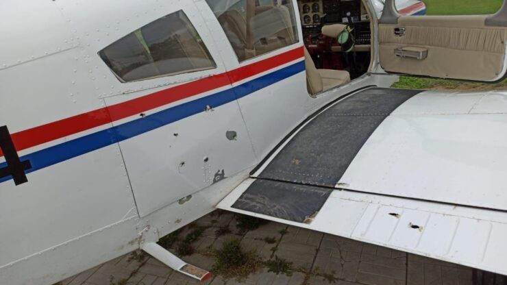 Evinin üstünde uçuş yapan uçağa ateş etti