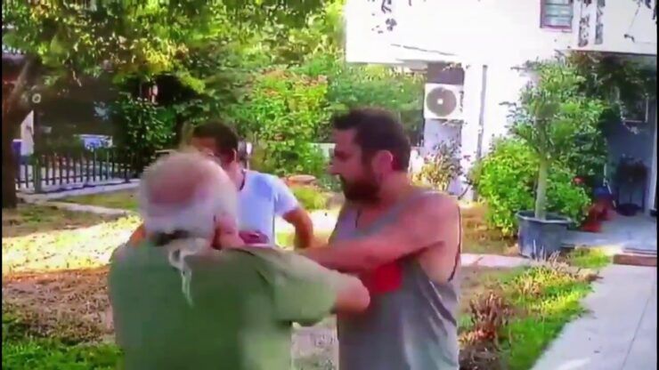 Sanatçı müsvettesinden yaşlı adama dayak