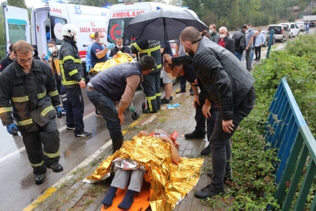 Kontrolden çıkan otomobil köprüden uçtu: 3 yaralı