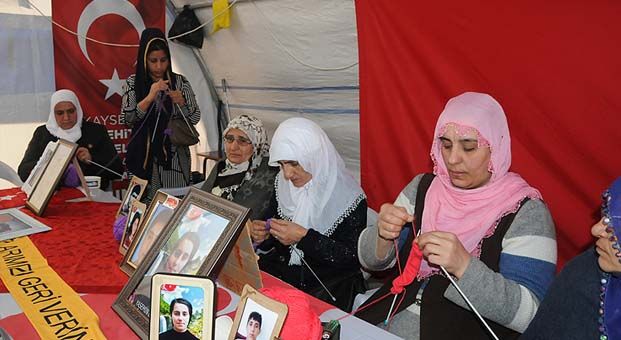 Diyarbakır anneleri depremzedeler için atkı ve bere örüyor