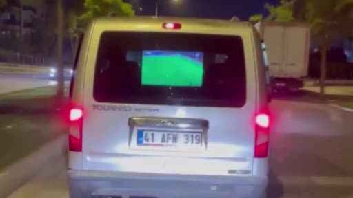 Sürücülerin yolda tehlikeli maç keyfi