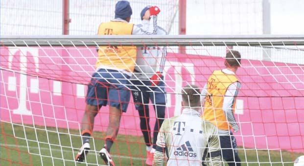 Ünlü futbolcular antrenmanda yumruk yumruğa kavga etti