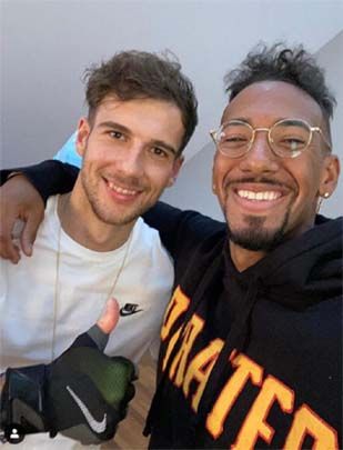 Ünlü futbolcular antrenmanda yumruk yumruğa kavga etti