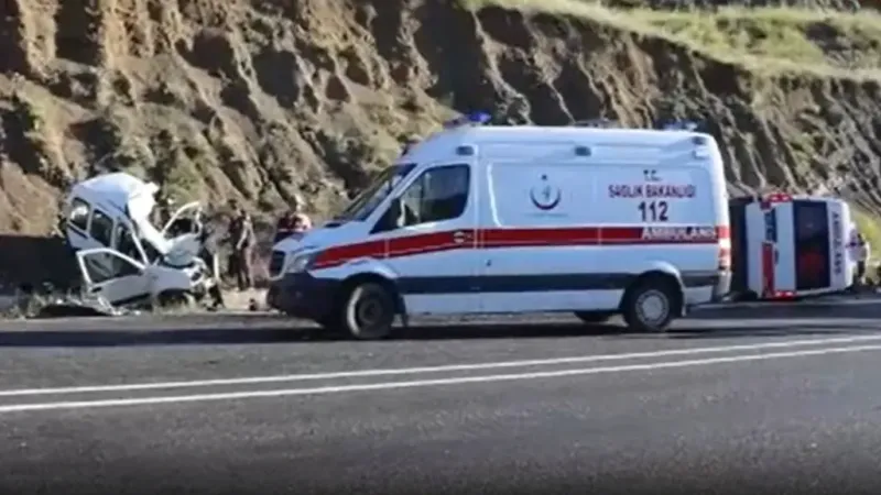 Erzurum’da ambulansla hafif ticari araç kafa kafaya çarpıştı: 4 ölü, 1 yaralı