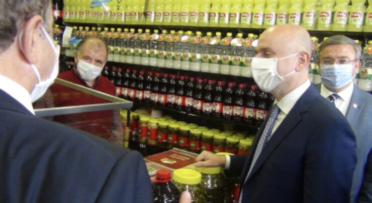 Eroğlu, Bakan Karaismailoğlu’na sarımsak turşusu hediye etti