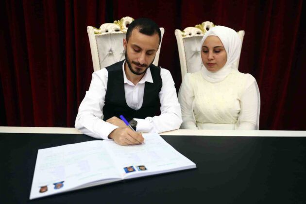 Üniversiteyi bitirdi toplu nikahla evlendi