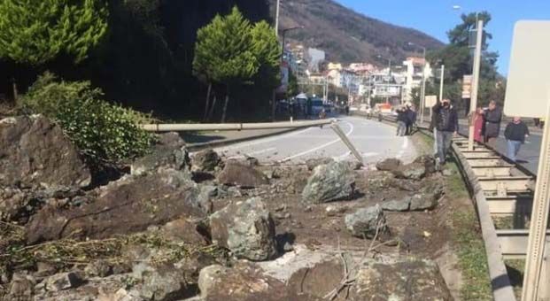 Karadeniz Sahil Yolu’nda heyelan Karadeniz Sahil Yolu’nda heyelan
