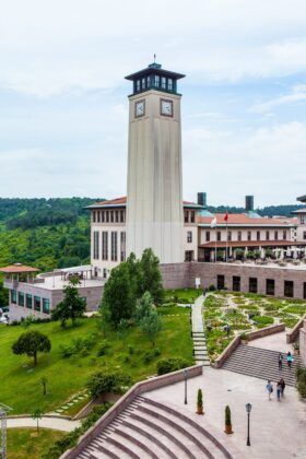 KOÇ ÜNİVERSİTESİ İŞLETME ENSTİTÜSÜ DÜNYANIN EN İYİLERİ ARASINDA