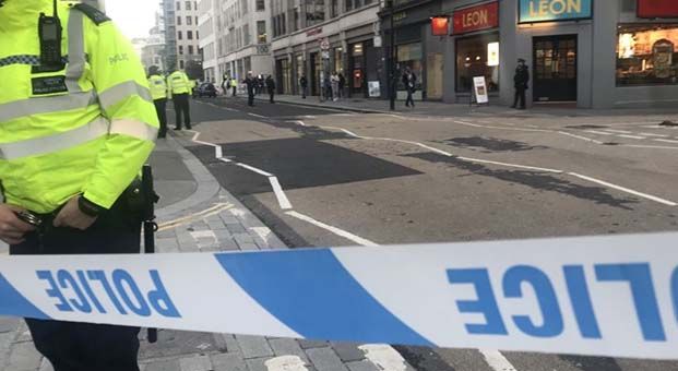 Londra’da terörle bağlantılı olduğu belirtilen olayda polis bir kişiyi vurdu