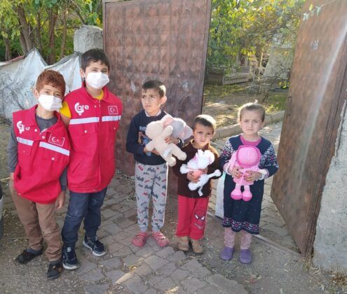 Elâzığ’da Minik Çare Gönüllüleri Oyuncak ve Gıda Yardımı Dağıttı