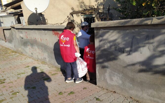 Elâzığ’da Minik Çare Gönüllüleri Oyuncak ve Gıda Yardımı Dağıttı