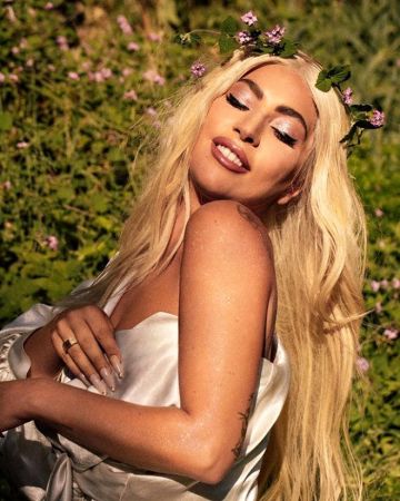 Evinin terasında fena yakalandı! Sevgilisini öpmelere doyamadı