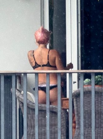 Evinin terasında fena yakalandı! Sevgilisini öpmelere doyamadı