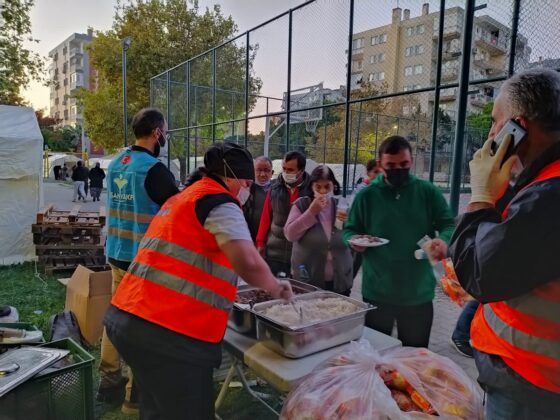 İnsan Vakfı, İzmir’de yaraları sarmaya devam ediyor!