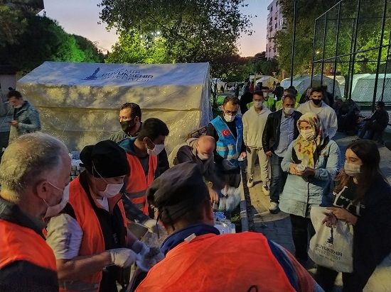 İnsan Vakfı, İzmir’de yaraları sarmaya devam ediyor!