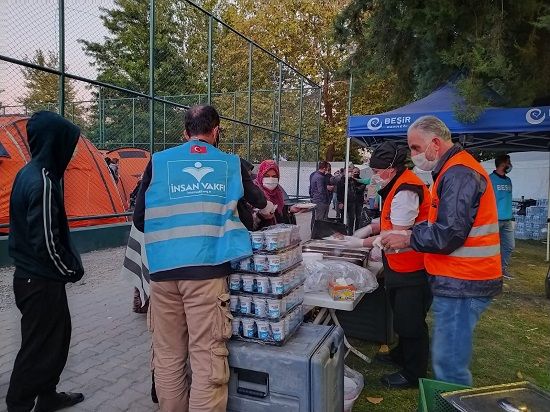 İnsan Vakfı, İzmir’de yaraları sarmaya devam ediyor!