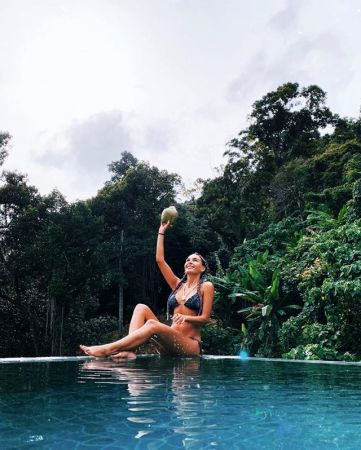 Güzel oyuncu Ebru Şahin’in bikinili pozlarına yorum ve beğeni yağdı