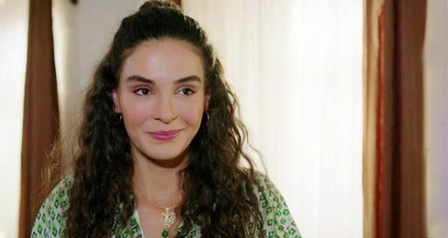 Güzel oyuncu Ebru Şahin’in bikinili pozlarına yorum ve beğeni yağdı