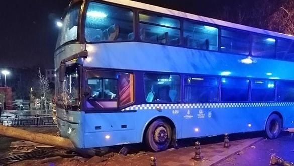 Bu sabah İstanbul… Otobüs durağa daldı!