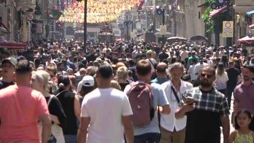 Bayram öncesi vatandaşlar Taksim’e akın etti Bayram öncesi vatandaşlar Taksim’e akın etti