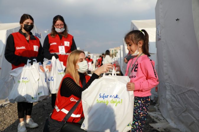 Kızılay Süzer İşbirliği ile Depremzede Çocuklara Giyecek ve Uyku Tulumu Desteği