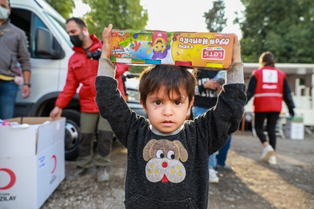 Kızılay Süzer İşbirliği ile Depremzede Çocuklara Giyecek ve Uyku Tulumu Desteği