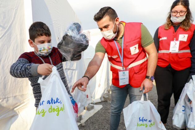 Kızılay Süzer İşbirliği ile Depremzede Çocuklara Giyecek ve Uyku Tulumu Desteği