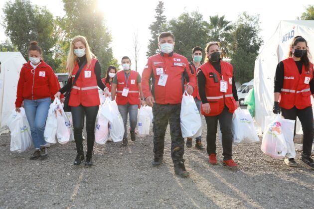 Kızılay Süzer İşbirliği ile Depremzede Çocuklara Giyecek ve Uyku Tulumu Desteği