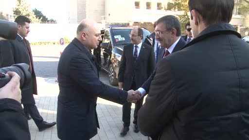 Cumhurbaşkanı Yardımcısı Yılmaz'dan Bakü'de şehitliklere ziyaret