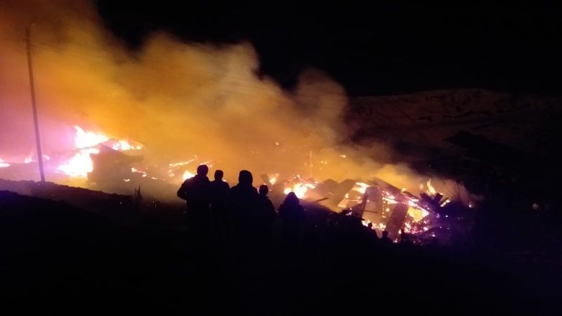 Erzurum’da yangın: 10 ev, 6 ahır yandı