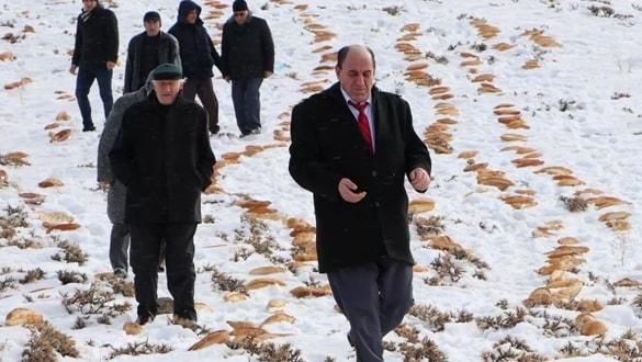 Erzurumda doğaya 2001 ekmek bırakıp dua ettiler