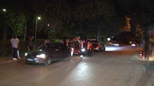 Galatasaray’ın Manchester United galibiyeti sonrası taraftarlar Florya’da buluştu