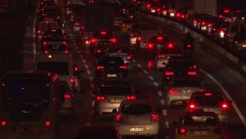 Kısıtlamaya saatler kala E-5 karayolunda trafik yoğunluğu oluştu