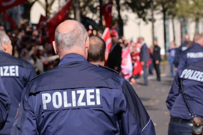 Köln’de bomba alarmı! 2 bin 800 kişi tahliye edildi