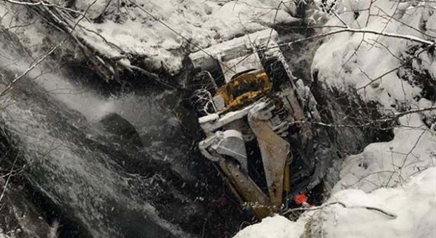 Düzce’de kepçe uçuruma yuvarlandı: 1 ölü, 2 yaralı