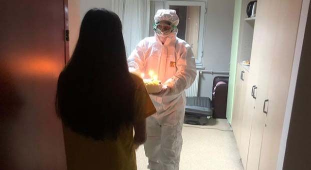 Karantinadaki üniversite öğrencisine pasta sürprizi