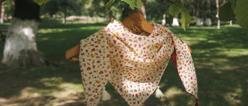 Elbise kombinlenirken şal ve eşarp seçimi nasıl yapılır?