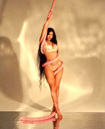Kylie Jenner, iç çamaşırsız pozuyla yine adından söz ettirdi!