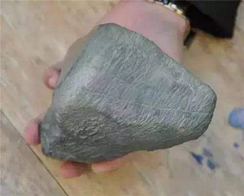 Sıradan bir taş gibi görünüyor ama içini açınca bakın ne çıktı.