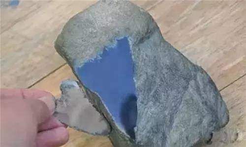 Sıradan bir taş gibi görünüyor ama içini açınca bakın ne çıktı.