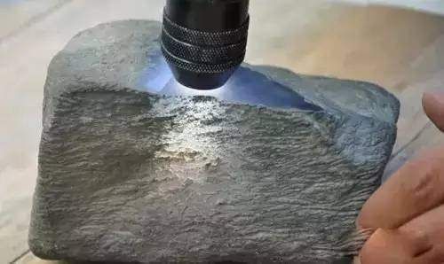 Sıradan bir taş gibi görünüyor ama içini açınca bakın ne çıktı.