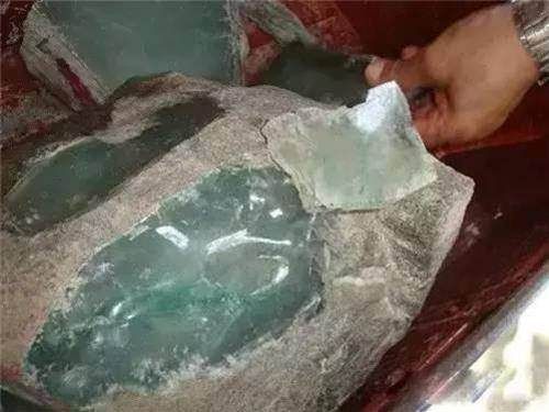 Sıradan bir taş gibi görünüyor ama içini açınca bakın ne çıktı.