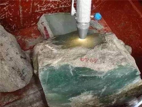 Sıradan bir taş gibi görünüyor ama içini açınca bakın ne çıktı.