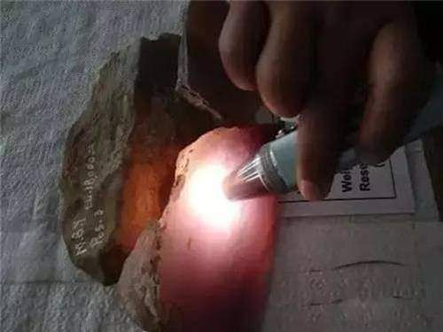 Sıradan bir taş gibi görünüyor ama içini açınca bakın ne çıktı.