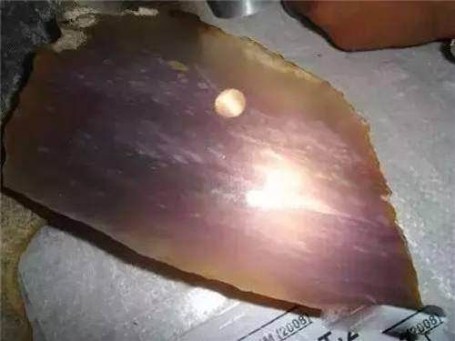 Sıradan bir taş gibi görünüyor ama içini açınca bakın ne çıktı.