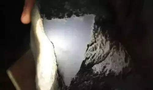 Sıradan bir taş gibi görünüyor ama içini açınca bakın ne çıktı.